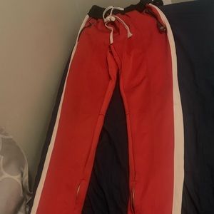 Comfortable sweatpants with an adjustable zipper